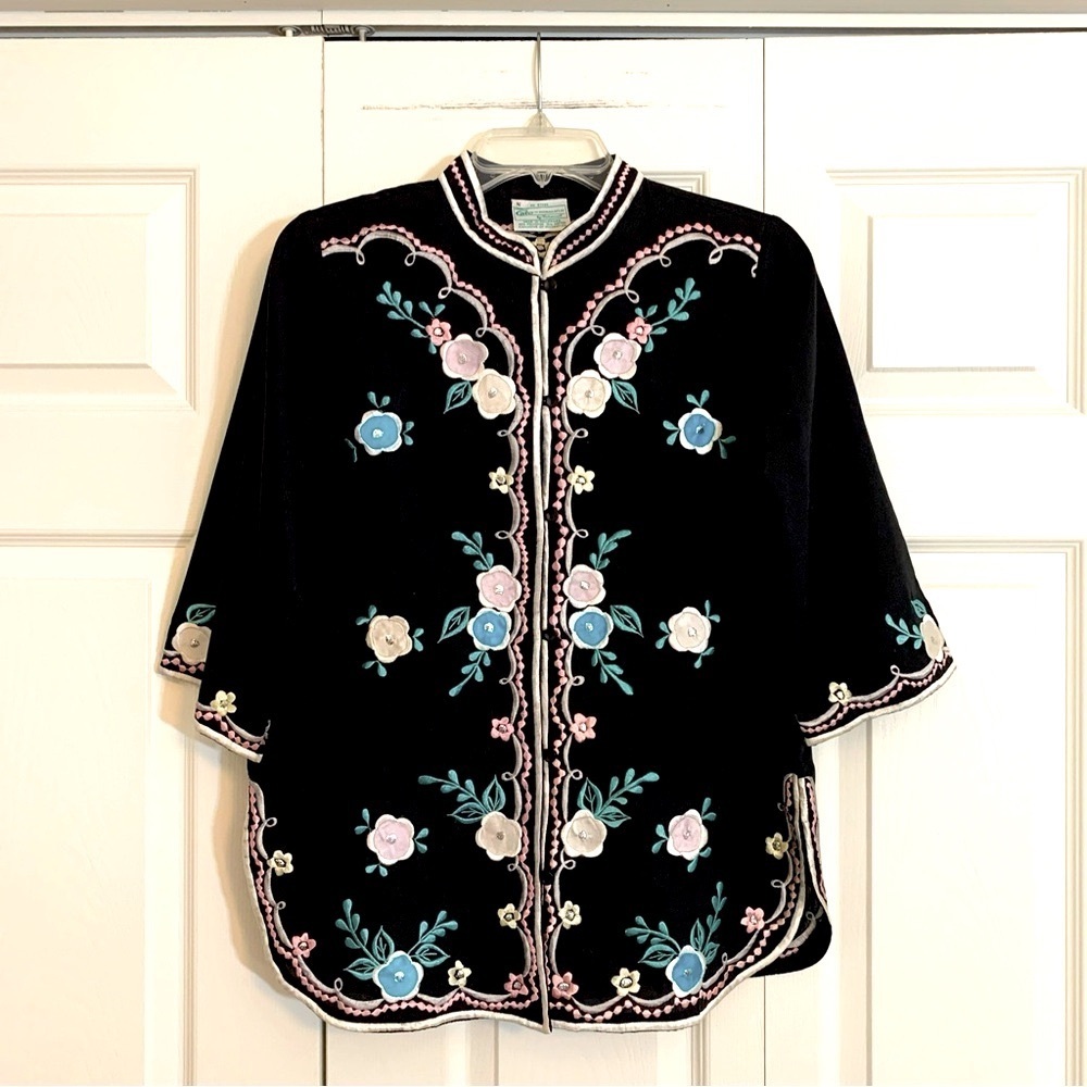 Caro of Honolulu Vintage Mandarin Floral Embroidered Top Tunic.       N1